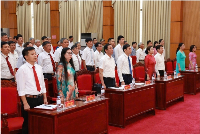 Đảng ủy xã Lục Nam trao Huy hiệu Đảng cho 41 đảng viên lão thành- Ảnh 1.
