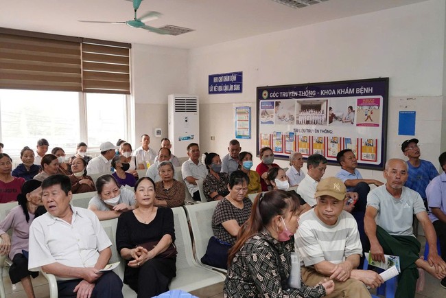 Bác sĩ Trung tâm Y tế Khu vực Thanh Sơn cảnh báo sốc nhiệt mùa nắng nóng- Ảnh 2.