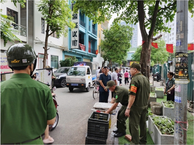 Phường Vĩnh Tuy ra quân lập lại trật tự đô thị tại ngõ 622 Minh Khai- Ảnh 1.