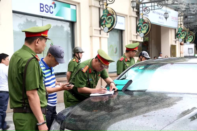 Công an phường Cửa Nam đồng loạt ra quân xử lý vi phạm trật tự đô thị- Ảnh 2.