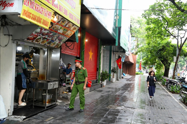 Công an phường Cửa Nam đồng loạt ra quân xử lý vi phạm trật tự đô thị- Ảnh 3.