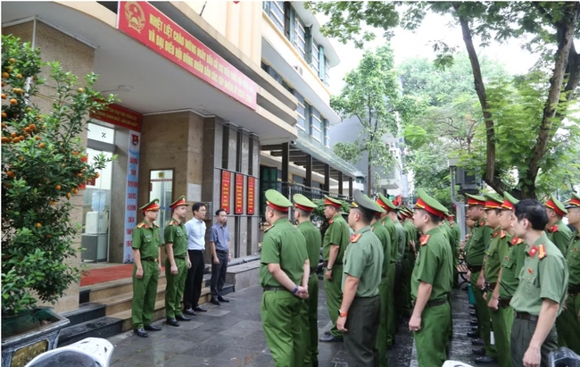 Công an phường Cửa Nam đồng loạt ra quân xử lý vi phạm trật tự đô thị- Ảnh 1.