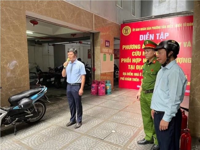 Hà Nội tăng cường diễn tập phòng cháy tại nhà ở nhiều căn hộ- Ảnh 7. Hà Nội tăng cường diễn tập phòng cháy tại nhà ở nhiều căn hộ- Ảnh 7.