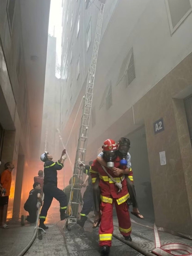 Hà Nội tăng cường diễn tập phòng cháy tại nhà ở nhiều căn hộ- Ảnh 5. Hà Nội tăng cường diễn tập phòng cháy tại nhà ở nhiều căn hộ- Ảnh 5.
