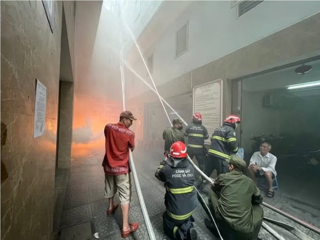 Hà Nội tăng cường diễn tập phòng cháy tại nhà ở nhiều căn hộ- Ảnh 6. Hà Nội tăng cường diễn tập phòng cháy tại nhà ở nhiều căn hộ- Ảnh 6.