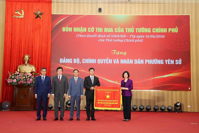 Phường Yên Sở đón nhận Cờ thi đua của Chính phủ sau một năm vận hành chính quyền địa phương hai cấp- Ảnh 1.