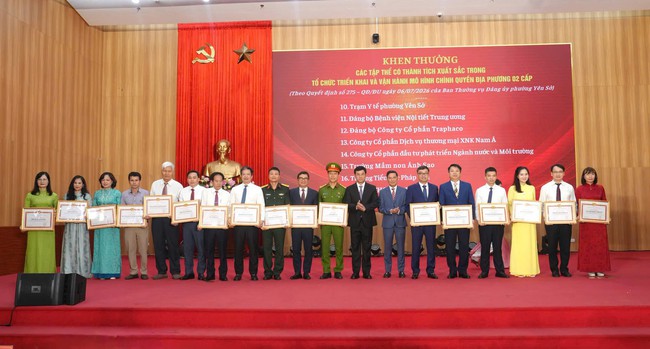 Phường Yên Sở đón nhận Cờ thi đua của Chính phủ sau một năm vận hành chính quyền địa phương hai cấp- Ảnh 3.