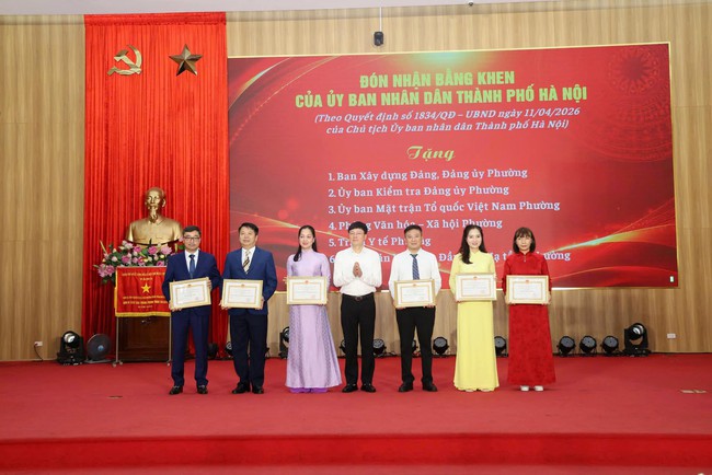 Phường Yên Sở đón nhận Cờ thi đua của Chính phủ sau một năm vận hành chính quyền địa phương hai cấp- Ảnh 2.