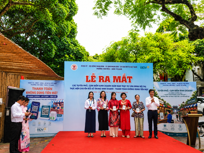 Phường Văn Miếu - Quốc Tử Giám ra mắt các tuyến phố, cụm điểm kinh doanh văn minh, thúc đẩy thanh toán không dùng tiền mặt- Ảnh 2.