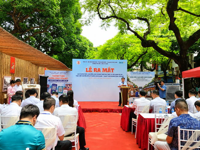 Phường Văn Miếu - Quốc Tử Giám ra mắt các tuyến phố, cụm điểm kinh doanh văn minh, thúc đẩy thanh toán không dùng tiền mặt- Ảnh 1.