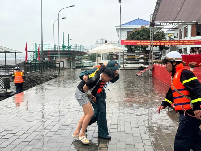 Phường Tây Hồ tăng cường năng lực ứng phó sự cố trên mặt nước Hồ Tây- Ảnh 4.