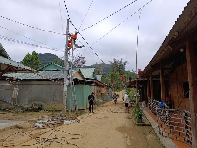 PC Đà Nẵng đóng điện Khu tái định cư thôn A Bung - Tu Ngung- Ảnh 1.