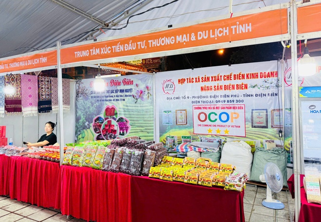 Sôi động Hội chợ Xúc tiến thương mại và sản phẩm OCOP tỉnh Điện Biên 2026- Ảnh 2.