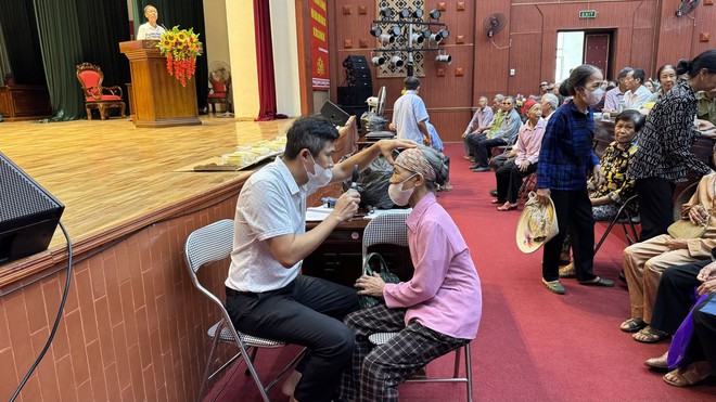 Hưng Yên: Mang ánh sáng và niềm tin đến người cao tuổi qua Chương trình “Mắt sáng cho người cao tuổi”- Ảnh 7.