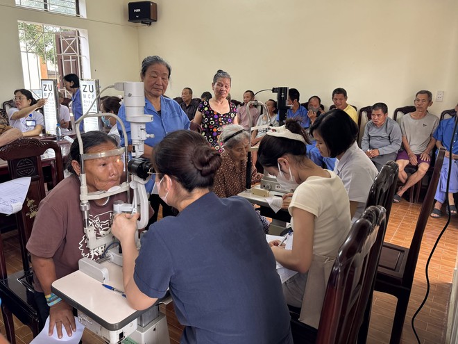 Hưng Yên: Mang ánh sáng và niềm tin đến người cao tuổi qua Chương trình “Mắt sáng cho người cao tuổi”- Ảnh 1.