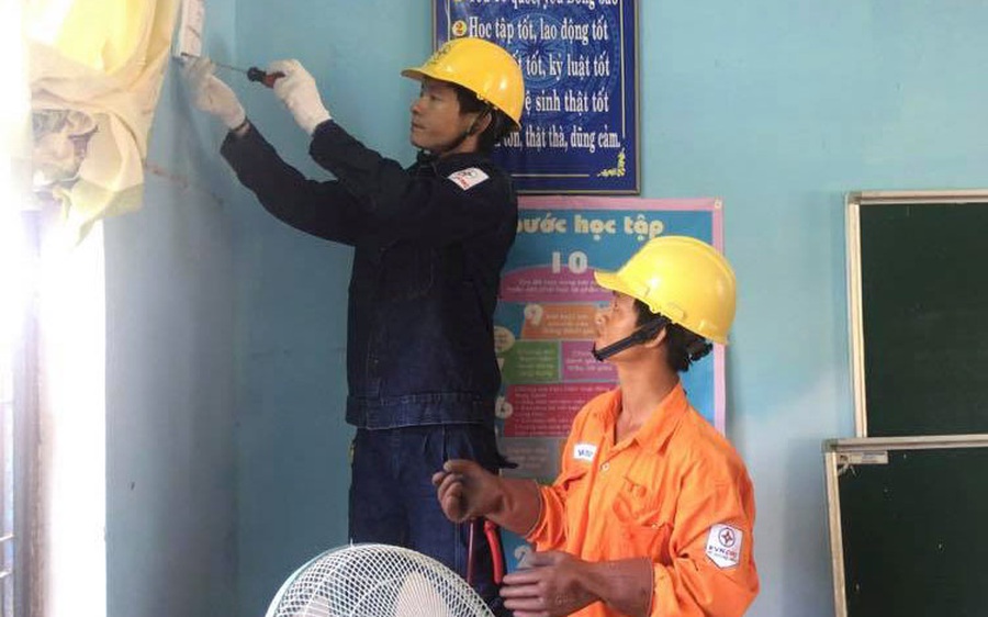 Tổng công ty Điện lực TPHCM: Sửa chữa điện miễn phí cho 500 khách hàng gia đình chính sách tại miền Trung