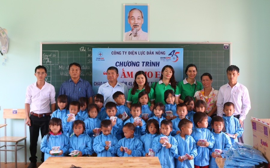 PC Đắk Nông: Tặng hệ thống chiếu sáng cho điểm Trường Tiểu học La Văn Cầu
