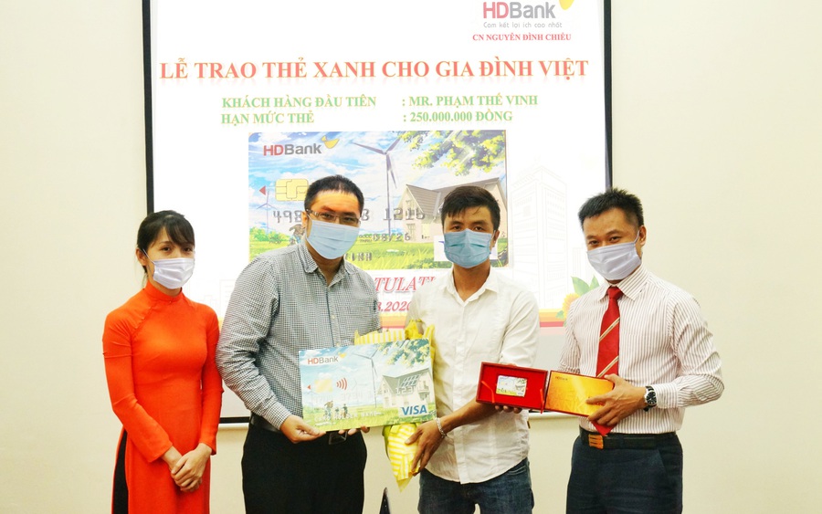 HDBank trao “Thẻ xanh cho gia đình Việt” tới khách hàng đầu tiên
