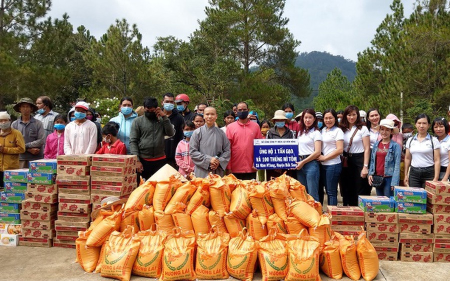 Công ty Điện lực Đắk Nông: 
Tặng quà cho người dân nghèo huyện Đắk Song
