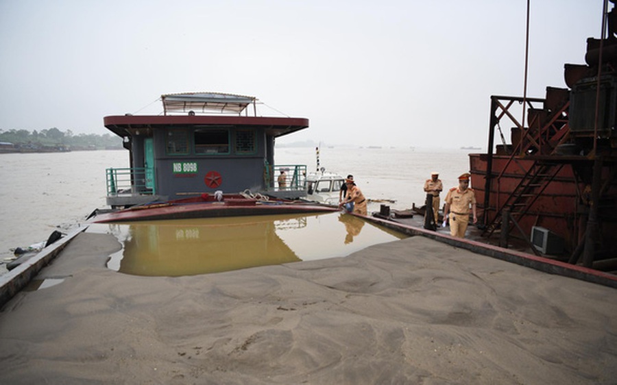 Bắt quả tang 15 phương tiện khai thác 500.000m3 cát trái phép trên sông Hồng