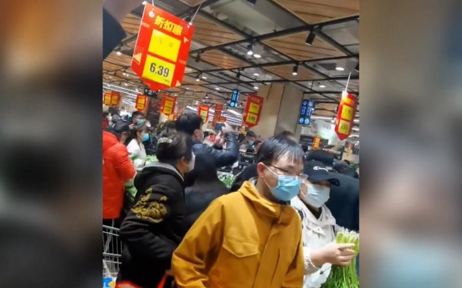 (Clip) Dân Thượng Hải điên cuồng tích trữ thực phẩm: Đám đông hỗn loạn, ẩu đả trong siêu thị, có người thức cả đêm canh mua đồ phòng đói