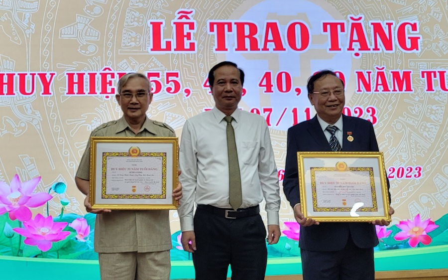 Hà Nội: Trao Huy hiệu Đảng cho 12 đảng viên thuộc Đảng bộ quận Ba Đình