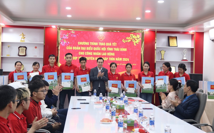 Thái Bình:  Trao quà Tết cho công nhân lao động ở khu nhà trọ