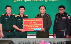 Bộ Tư lệnh TP.HCM tặng quà các đơn vị kết nghĩa Quân đội Hoàng gia Campuchia
