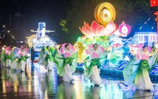 “Biển người” đội mưa hòa mình vào lễ hội Carnival đường phố quy mô nhất xứ Nghệ