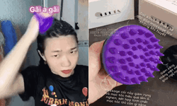 Lược gội đầu bán chạy nhất Amazon có xịn như lời đồn: Nhìn cô nàng này xài mà mặt mày cau có, kiểu như "chuyện xui rủi tui đâu muốn bà ơi"?!