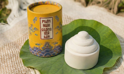 Review Phấn nụ Hoàng cung nụ trắng rất được yêu thích: Tưởng cổ lắm, ai ngờ đánh lên đẹp quá