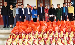 Nghĩa tình dòng Lam: Mỗi suất quà Tết - một thông điệp sẻ chia