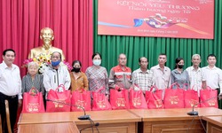 Phòng giao dịch Bình Minh - Ngân hàng TMCP Kiên Long trao 50 phần quà Tết tại phường Bình Minh