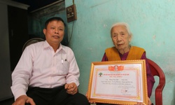 Cử tri 104 tuổi xúc động kể chuyện hơn một thế kỷ cầm lá phiếu bầu cử