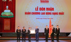 Báo Nhân Dân đón nhận Huân chương Lao động hạng Nhất