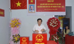 Bộ trưởng Bộ Nội vụ Đỗ Thanh Bình dự khai mạc và bỏ phiếu bầu cử tại xã Vĩnh Phong, tỉnh An Giang