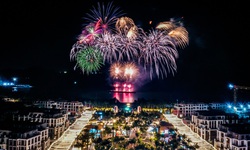 Đêm khai trương VUI-Fest Cát Bà: Hàng nghìn du khách “đổ bộ”, vịnh trung tâm rực sáng không ngủ