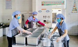 TP.HCM: Khẩn trương điều tra vụ nghi ngờ ngộ độc thực phẩm tại trường học, siết chặt an toàn bếp ăn học đường