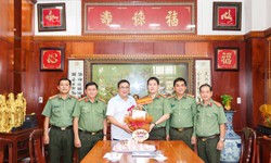 Ban Giám đốc Công an TP Cần Thơ thăm, tặng quà nguyên Lãnh đạo Công an thành phố