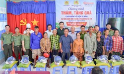 Thăm, tặng quà người dân có hoàn cảnh khó khăn trên địa bàn xã Vĩnh Hải