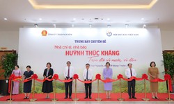 Nhà báo Huỳnh Thúc Kháng:
"học hành rất rộng, chí khí rất bền, đạo đức rất cao"