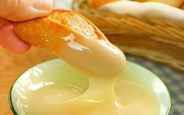 Bánh mì chấm sữa đặc - Bữa sáng tiện lợi của người Việt gây sốt cộng đồng quốc tế