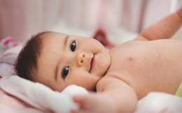 Trẻ sơ sinh bị kê là gì? Mọi thông tin mà cha mẹ cần biết về hiện tượng này