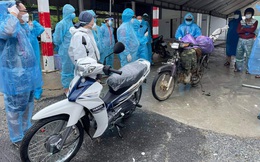 Một doanh nhân mua 15 chiếc xe máy, chở ra đèo Hải Vân tặng bà con vượt hàng nghìn km về quê