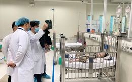 Bác sĩ Bệnh viện Nhi TƯ: Bé gái ngã từ tầng 12A chung cư đã tiếp xúc tốt, siêu âm không có dấu hiệu bất thường
