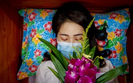 24h qua ảnh: Cô gái nằm trong quan tài trong "lễ tang sống"