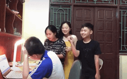Cả nhà thức khuya chờ điểm tốt nghiệp, biết kết quả sĩ tử mừng rơn như giao thừa nhưng xem biểu cảm của mọi người mới đáng chú ý
