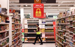 Doanh số của chuỗi siêu thị Sainsbury's sụt giảm do người tiêu dùng thắt chặt chi tiêu