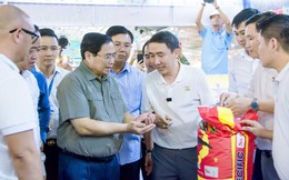 Thủ tướng Chính phủ Phạm Minh Chính tham quan các gian hàng trưng bày tại Festival Tôm Cà Mau