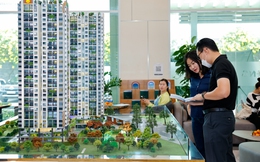 Khách hàng giám sát chất lượng công trình khi tham quan thực tế dự án Phú Đông Sky Garden